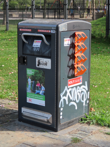 912042 Afbeelding van een afvalbak in het Griftpark te Utrecht, met daarop rechts gemonteerd rekjes om lege blikjes en ...